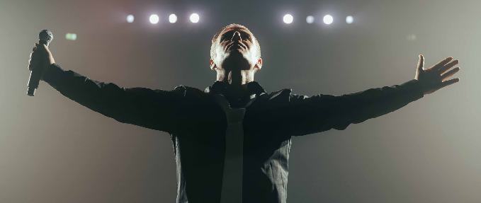 Let Me Entertain You - A Tribute to Robbie Williams